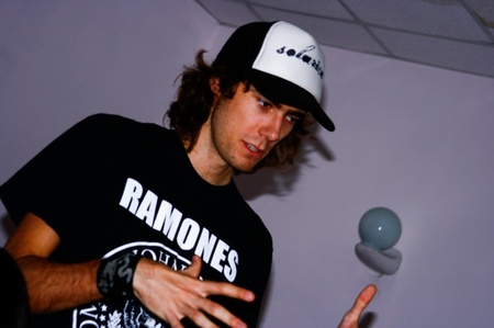 Іноземець :))